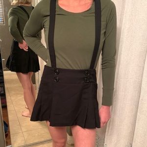 💜 3 / $20 Black pleated mini skirt w/ suspenders